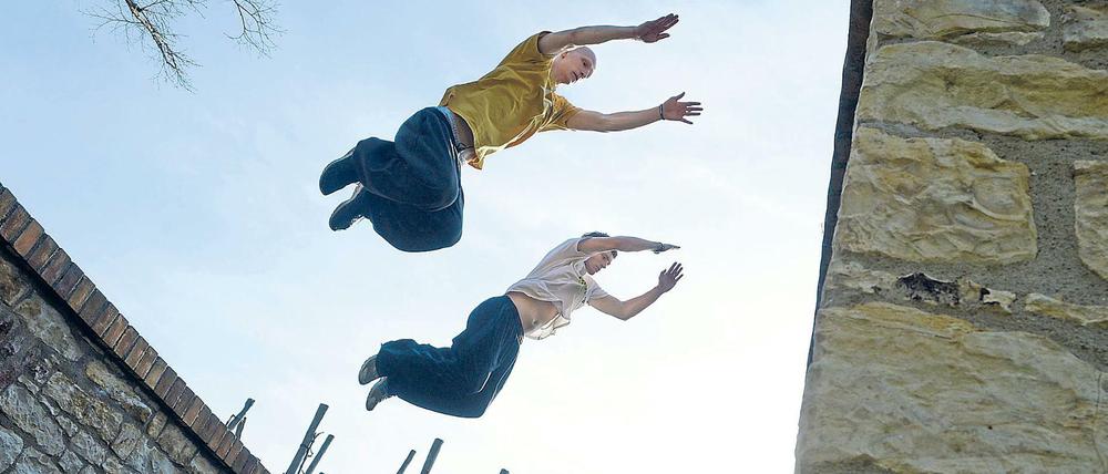 Absprung: Zwei tschechische Jugendliche machen Parkour in Prag.