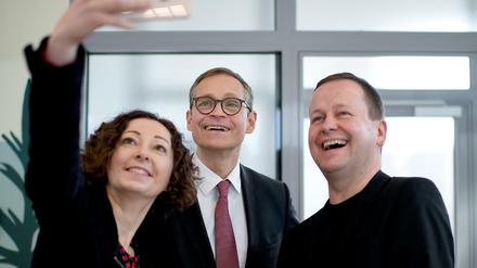 Rot-Rot-Grün gut gelaunt trotz heftiger Halbzeit-Kritik: Berlins Regierender Bürgermeister Michael Müller (SPD), Wirtschaftssenatorin Ramona Pop (Bündnis 90/Die Grünen) und Klaus Lederer (Die Linke), Senator für Kultur und Europa des Landes Berlin. Hier beim gemeinsamen Selfie-Porträt. 
