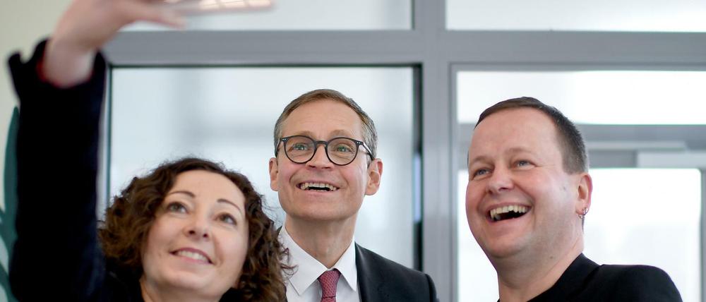 Rot-Rot-Grün gut gelaunt trotz heftiger Halbzeit-Kritik: Berlins Regierender Bürgermeister Michael Müller (SPD), Wirtschaftssenatorin Ramona Pop (Bündnis 90/Die Grünen) und Klaus Lederer (Die Linke), Senator für Kultur und Europa des Landes Berlin. Hier beim gemeinsamen Selfie-Porträt.