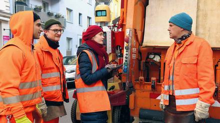 Kollege Roboter im Hintergrund: Hanna Keller (Inez Bjørg David) preist „Käpt’n Träsch“ (Uwe Ochsenknecht) die Vorzüge von Dörte an. 
