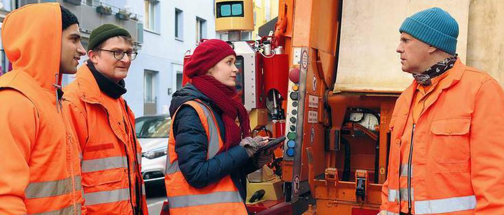 Kollege Roboter im Hintergrund: Hanna Keller (Inez Bjørg David) preist „Käpt’n Träsch“ (Uwe Ochsenknecht) die Vorzüge von Dörte an.