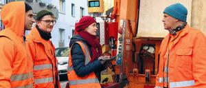 Kollege Roboter im Hintergrund: Hanna Keller (Inez Bjørg David) preist „Käpt’n Träsch“ (Uwe Ochsenknecht) die Vorzüge von Dörte an. 