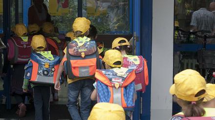 Schulkinder auf dem Weg zum Unterricht (Symbolfoto)  