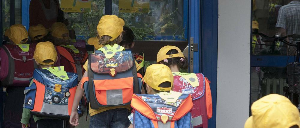 Schulkinder auf dem Weg zum Unterricht (Symbolfoto)