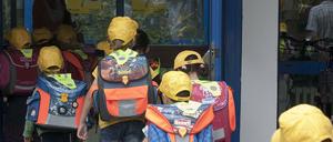 Schulkinder auf dem Weg zum Unterricht (Symbolfoto)  