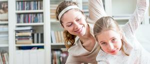 Frühsport auf der Wohnzimmermatte. Wer daheim Leibesübungen macht, wie hier Mutter und Tochter (Symbolbild) auf dem Foto, spart sich das Fitnessstudio.