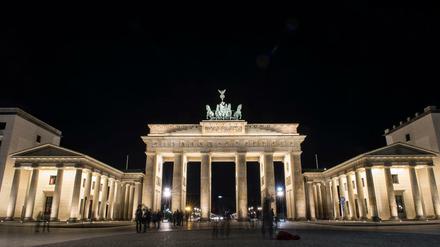 Noch beleuchtet: Das Brandenburger Tor kurz vor Beginn der internationalen Aktion "Earth Hour" 2017.