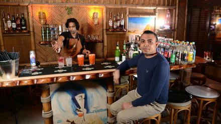 Barkeeper Shobus Reza mixt fruchtige Cocktails im „Zeitlos“. Unterm Bambusdach sollen Berliner die Sorgen vergessen.