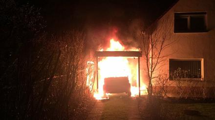 In Flammen. Linken-Politiker Ferat Kocak hat den Anschlag auf sein Auto dokumentiert.