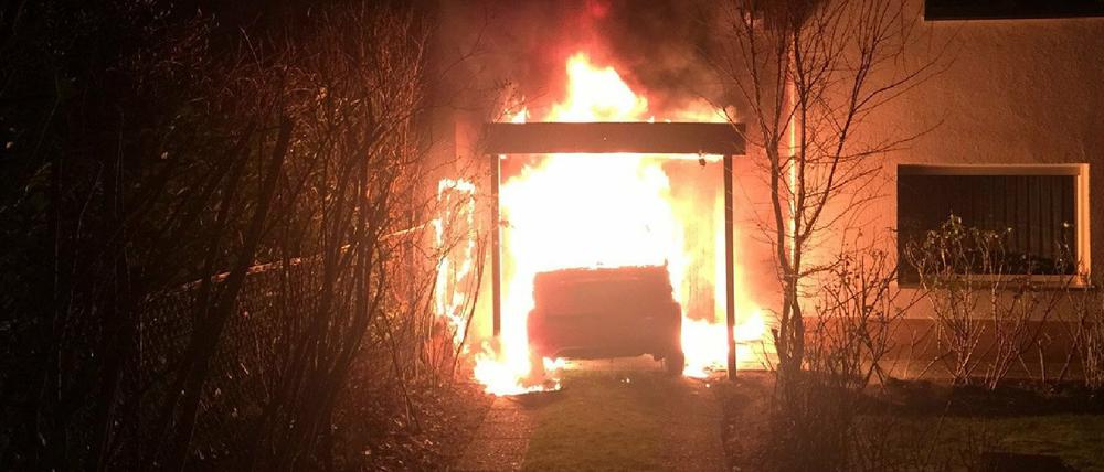 In Flammen. Linken-Politiker Ferat Kocak hat den Anschlag auf sein Auto dokumentiert.