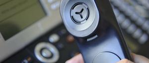 Für viele ein Ärgernis: Telefonanrufe, mit denen Verbrauchern Versicherungen, Strom- oder Mobilfunkverträge aufgeschwatzt werden.