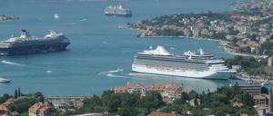 Vor Kotor ankern die Kreuzfahrtschiffe.