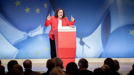 "Keine Sorge, es wurde ordentlich durchgewischt." Andrea Nahles, Fraktionsvorsitzende der SPD und SPD-Parteivorsitzende, spricht beim Europakonvent der SPD zur Europawahl zu den Teilnehmern.
