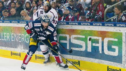 Große Gegenwehr. Die Eisbären mit Florian Kettemer (vorn) machten es Maximilian Kastners Münchnern schwer, trotzdem ist die Saison nun für Berlin vorbei.