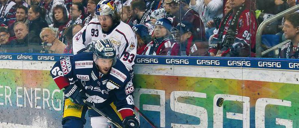 Große Gegenwehr. Die Eisbären mit Florian Kettemer (vorn) machten es Maximilian Kastners Münchnern schwer, trotzdem ist die Saison nun für Berlin vorbei.