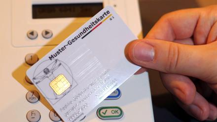 Gesundheitskarte mit Lesegerät. Die Vorgaben stammen aus einer Zeit, als es noch keineSmartphones gab. 