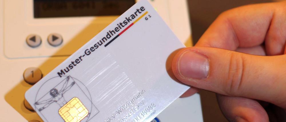Gesundheitskarte mit Lesegerät. Die Vorgaben stammen aus einer Zeit, als es noch keineSmartphones gab.