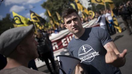 Martin Sellner, Anführer der Identitären Bewegung, bei einer Demonstration 2017 in Berlin. 
