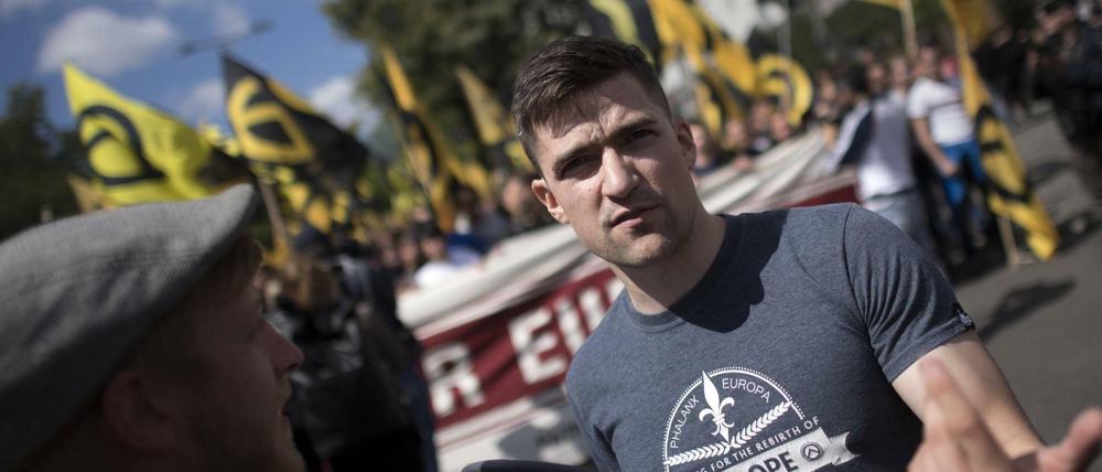 Martin Sellner, Anführer der Identitären Bewegung, bei einer Demonstration 2017 in Berlin. 
