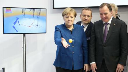 Bundeskanzlerin Angela Merkel (CDU) und Schwedens Ministerpräsident Stefan Löfven gemeinsam auf der Hannover Messe.