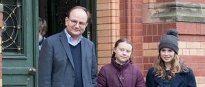 Ottmar Edenhofer mit den Klimaaktivistinnen Greta Thunberg und Luisa Neubauer