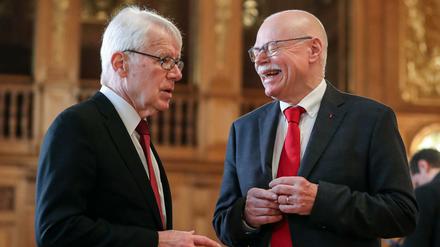 Diskussionsbedarf: Reinhard Rauball (links), DFL-Präsident, und Ulrich Mäurer (rechts), SPD-Innensenator von Bremen, unterhalten sich vor der Urteilsverkündung.