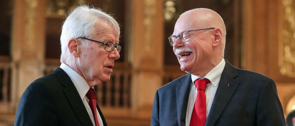 Diskussionsbedarf: Reinhard Rauball (links), DFL-Präsident, und Ulrich Mäurer (rechts), SPD-Innensenator von Bremen, unterhalten sich vor der Urteilsverkündung.