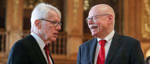 Diskussionsbedarf: Reinhard Rauball (links), DFL-Präsident, und Ulrich Mäurer (rechts), SPD-Innensenator von Bremen, unterhalten sich vor der Urteilsverkündung.