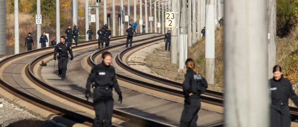 Polizisten suchen auf der ICE-Strecke zwischen Nürnberg und München die Schienen ab.
