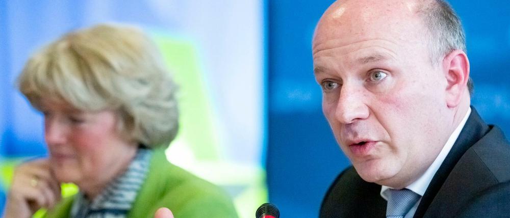 Berlin: Kai Wegner, Kandidat für den Landesvorsitz der Berliner CDU, spricht neben Monika Grütters, scheidende Landesvorsitzende der CDU Berlin, bei einer Presskonferenz zu Grütters Rückzug vom Landesvorsitz.