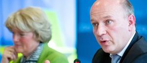 Berlin: Kai Wegner, Kandidat für den Landesvorsitz der Berliner CDU, spricht neben Monika Grütters, scheidende Landesvorsitzende der CDU Berlin, bei einer Presskonferenz zu Grütters Rückzug vom Landesvorsitz.