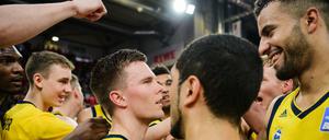 Alle bereit zum Jubeln. Die Basketballer von Alba Berlin siegten am Sonntag in Bamberg - sechs Wochen nachdem sie an selber Stelle das Pokalfinale verloren hatten.