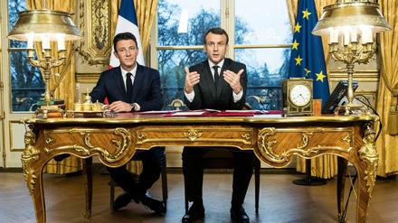 Ob den französischen Präsidenten Emmanuel Macron (rechts) die Diskussion um den Rundfunkbeitrag wirklich interessiert? Wichtiger wird ihm sein, ob er perfekt ins Fernsehbild gerückt ist.