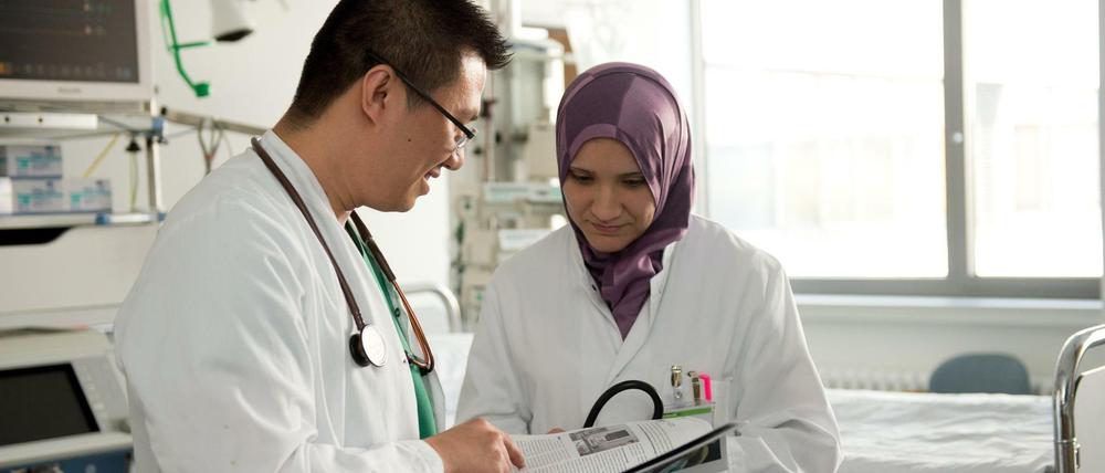 Zugewandert - und dringend benötigt. Zwei Assistenzärzte im Klinikum Dortmund. 
