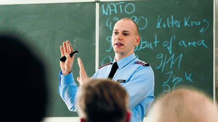 Wenn es nach der Berliner SPD geht, dann sollten Auftritte von Bundeswehrsoldaten in den Schulen verboten werden.