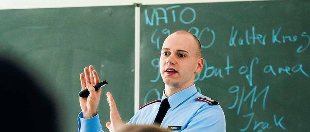 Wenn es nach der Berliner SPD geht, dann sollten Auftritte von Bundeswehrsoldaten in den Schulen verboten werden.