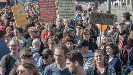  Zahlreiche Menschen nehmen an der Demonstration «Für sichere Häfen und solidarische Städte: #SeehoferWegbassen» teil. 