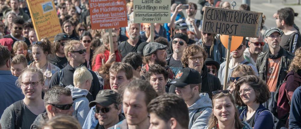 Zahlreiche Menschen nehmen an der Demonstration «Für sichere Häfen und solidarische Städte: #SeehoferWegbassen» teil.