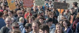  Zahlreiche Menschen nehmen an der Demonstration «Für sichere Häfen und solidarische Städte: #SeehoferWegbassen» teil. 