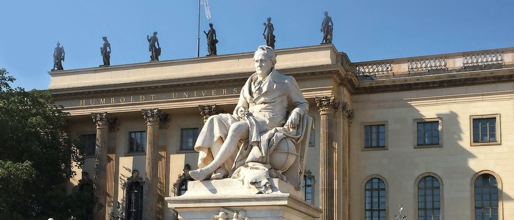 Alexander thront vor der Humboldt-Universität