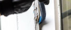 Täter versucht in eine Wohnung einzubrechen (Symbolbild). 