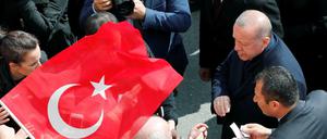 Der türkische Präsident Erdogan nach der Stimmabgabe bei der Kommunalwahl