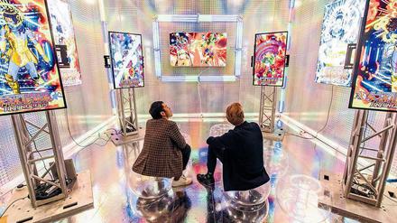 Stand der Berliner Galerie Société mit Arbeiten der Künstlerin Lu Yang.