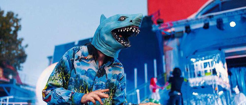 Irdisches Eden. Durch das Paradies, wie der Stadtpark heißt, fließt die Saale. Am Ufer, in der Pop-up-Location Strand 22, treffen Senioren auf Clubgänger.Foto: Christian Hempf