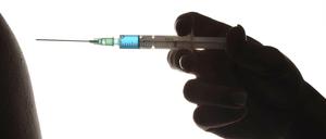 Ein Patient bekommt ein Spritze (Symbolfoto).