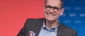 Michael Müller (SPD), Regierender Bürgermeister, lächelt beim Landesparteitag der SPD Berlin. 