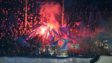 HSV Fans brennen am 24. Spieltag bei der Begegnung Werder Bremen - Hamburger SV im Bremer Weserstadion Pyrotechnik ab. 