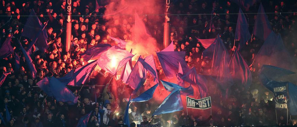 HSV Fans brennen am 24. Spieltag bei der Begegnung Werder Bremen - Hamburger SV im Bremer Weserstadion Pyrotechnik ab. 