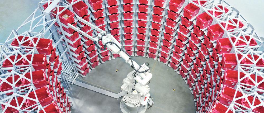 Rein ins Regal. Der schwedisch-schweizerische Konzern ABB gehört zu den führenden Roboterherstellern weltweit.