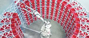 Rein ins Regal. Der schwedisch-schweizerische Konzern ABB gehört zu den führenden Roboterherstellern weltweit.